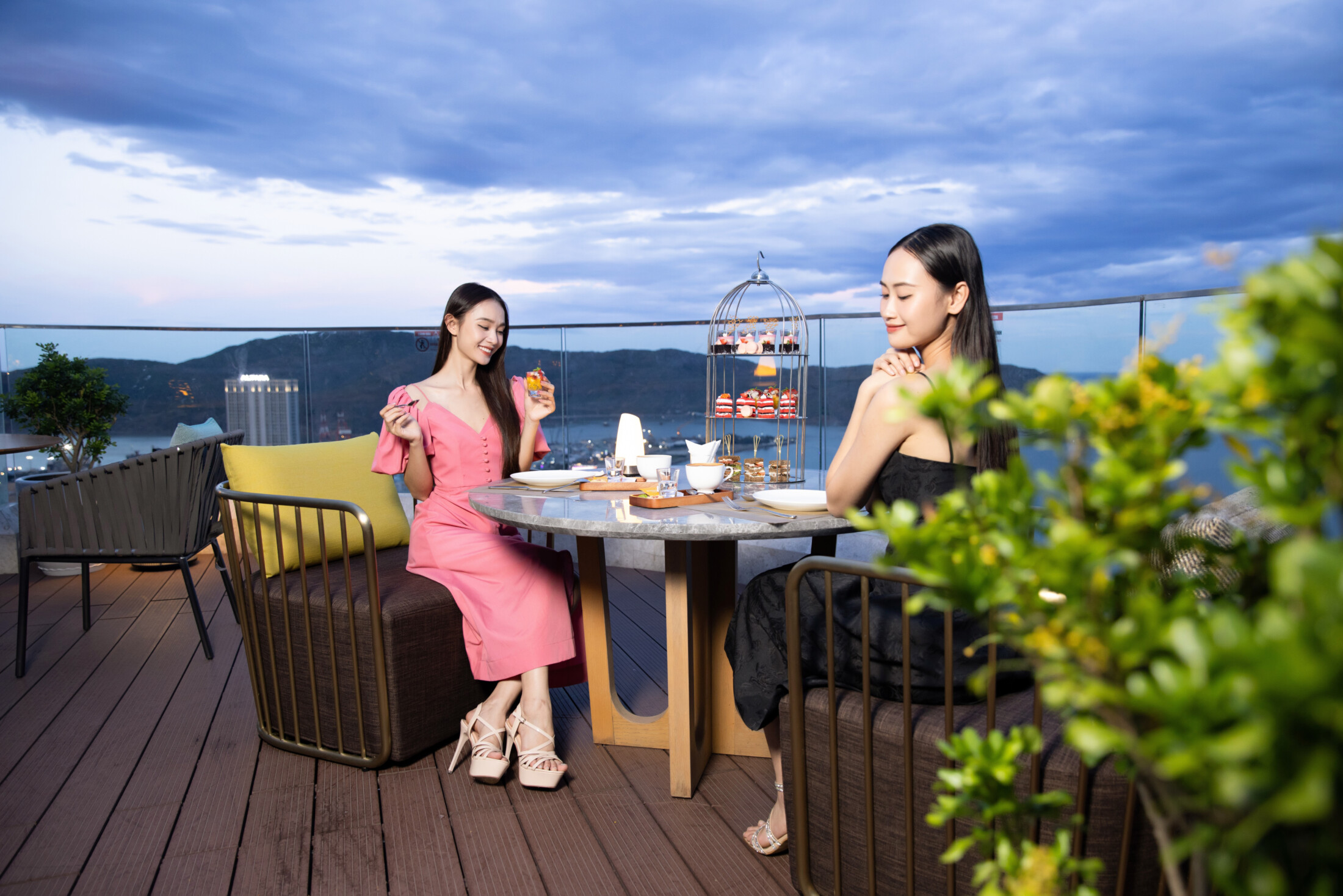 Thưởng thức cocktail và đồ ăn nhẹ trong không gian hiện đại tại Sky41 Grand Hyams Hotel