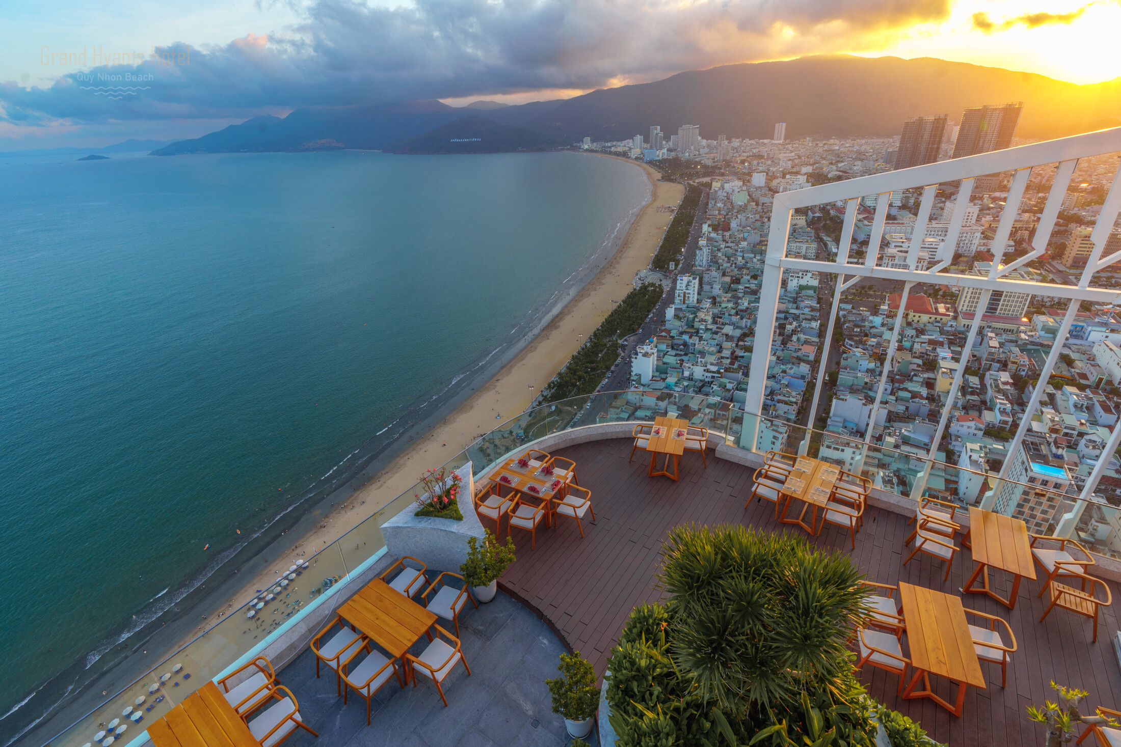 Nhà hàng Hy-Delight tầng 41 Grand Hyams Hotel Quy Nhơn