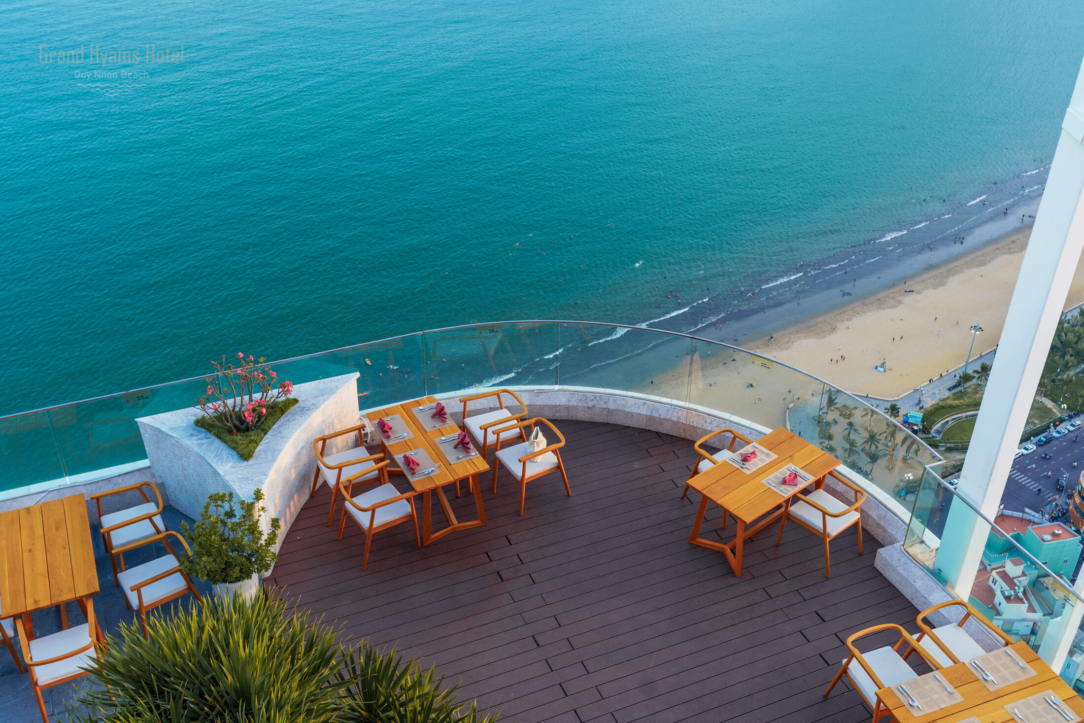 Tầm nhìn 360 độ từ Sky41 Rooftop cao nhất Quy Nhơn nhìn ra đầm Thị Nại và biển xanh