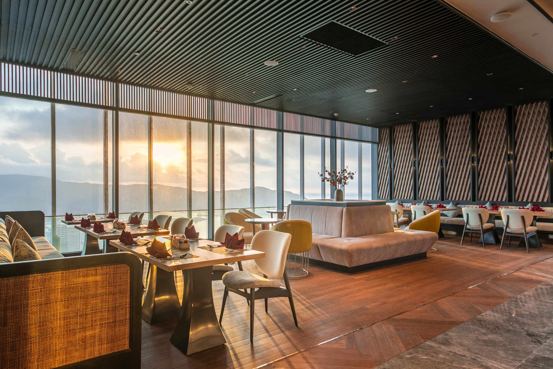 Không gian nhà hàng Hy-Delight sang trọng view biển tại Grand Hyams Hotel Quy Nhơn