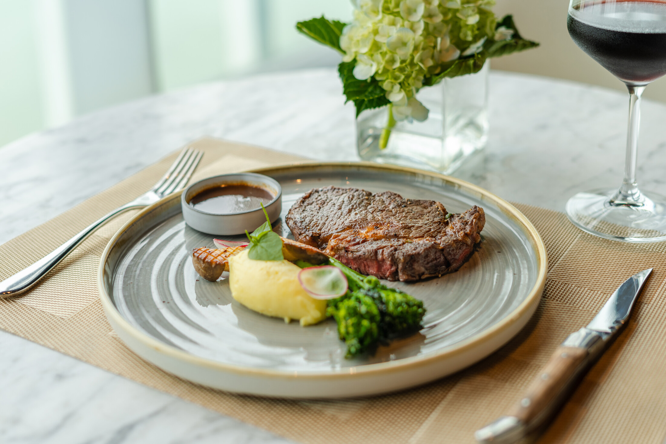 Hải sản tươi ngon và đặc sản Quy Nhơn được chế biến bởi đầu bếp 5 sao tại Hy-Delight